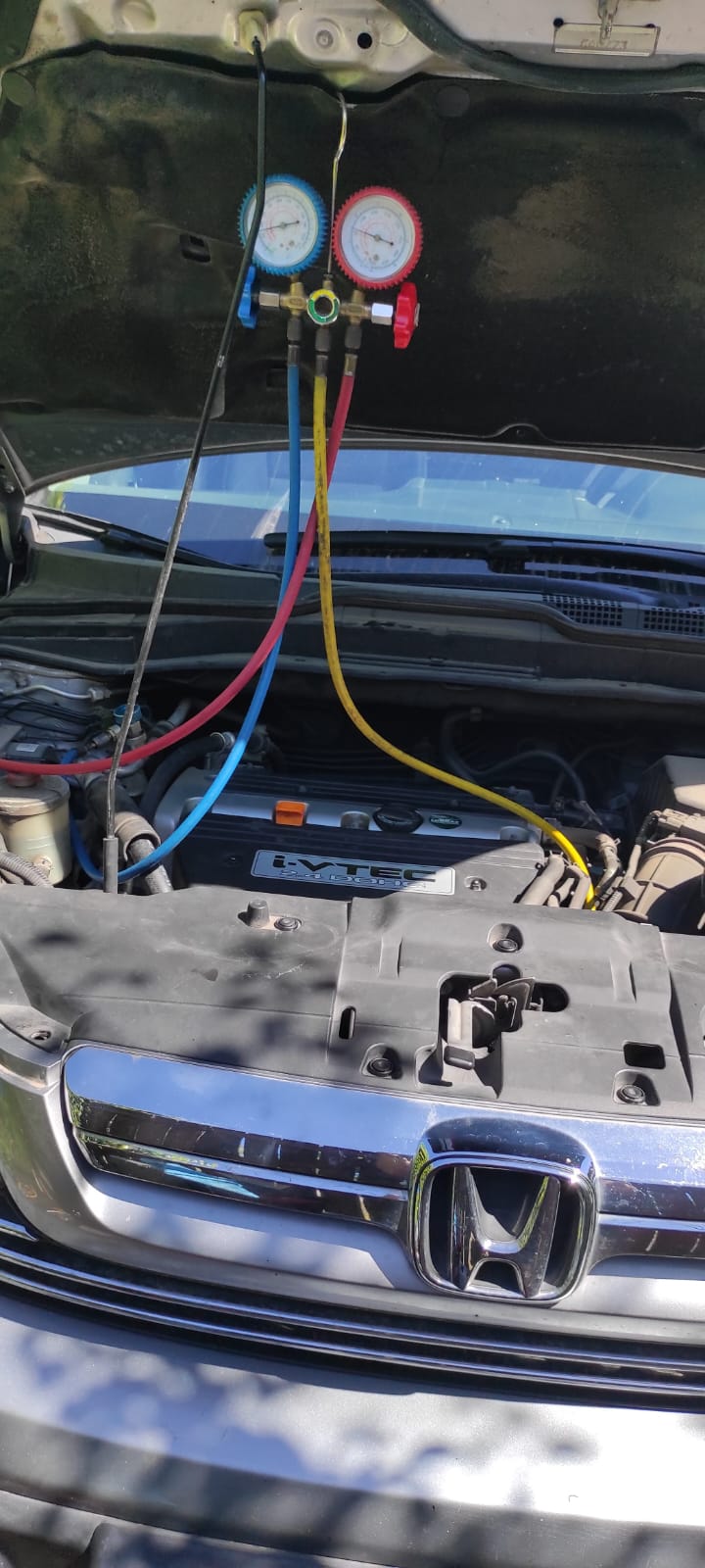 Motor de camioneta mostrando componentes del aire acondicionado automotor